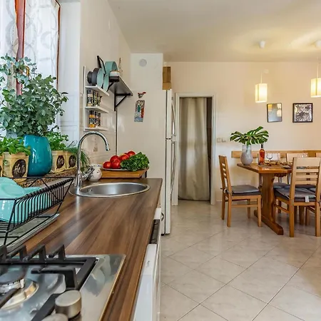 Gorgeous In With Kitchen * Tinjan