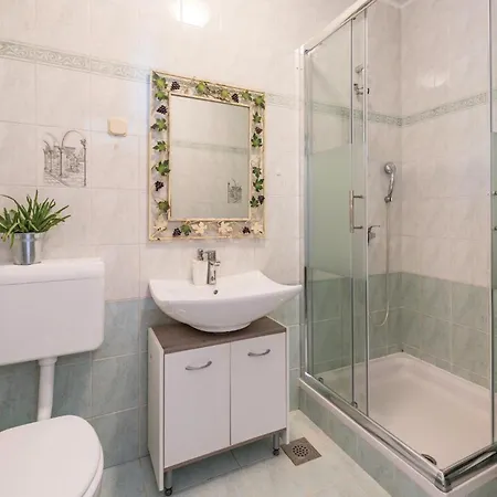 Holiday home Gorgeous In With Kitchen Tinjan