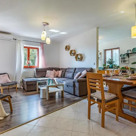 Holiday home Gorgeous In With Kitchen