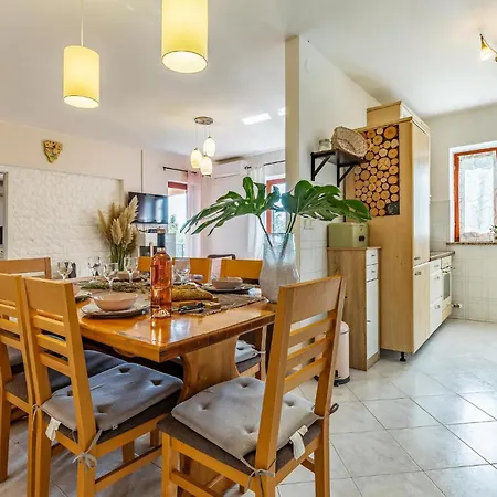 Gorgeous In With Kitchen Holiday home Tinjan