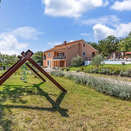 Holiday home Gorgeous In With Kitchen Tinjan