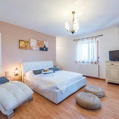 Holiday home Gorgeous In With Kitchen Tinjan