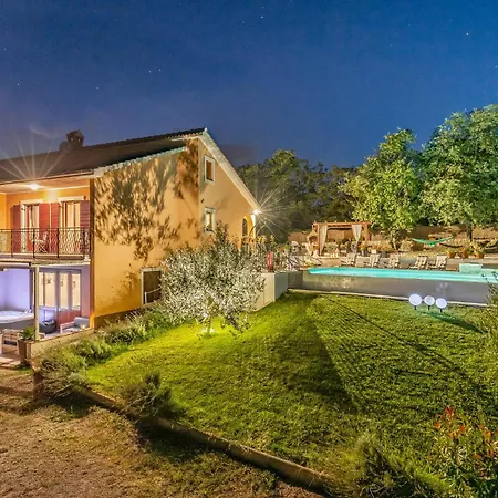 Holiday home Gorgeous In With Kitchen *