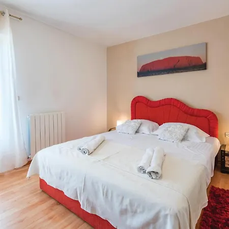 Holiday home Gorgeous In With Kitchen Tinjan