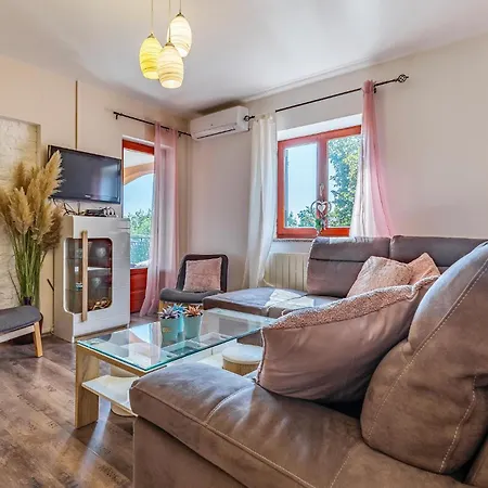 Holiday home Gorgeous In With Kitchen