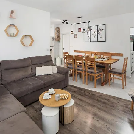 Gorgeous In With Kitchen Semesterbostad