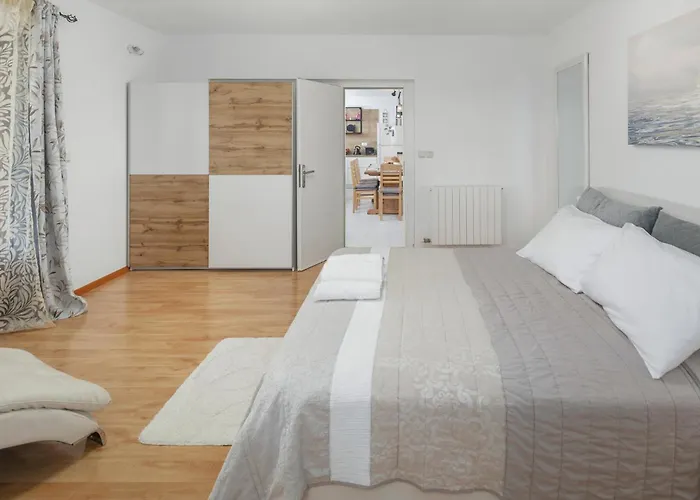 Prázdninový dům Lovely In Tinjan